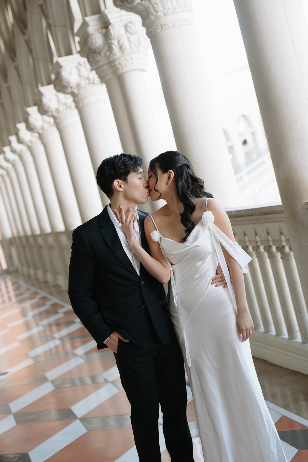 Man and woman kiss at their Las Vegas engagement photos