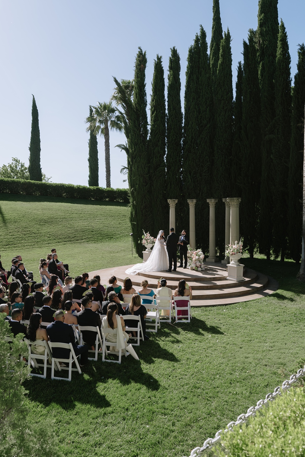 Romantic wedding ceremony at Grand Island Mansion