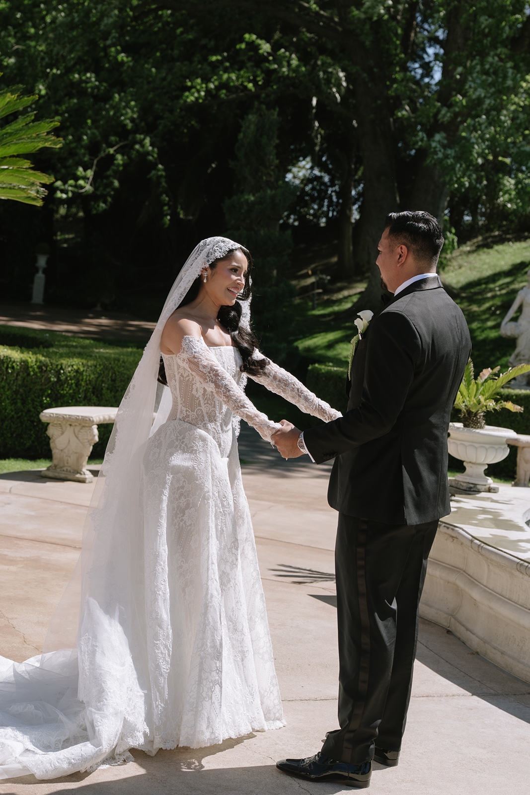Bride and groom have romantic wedding first look at Grand Island Mansion